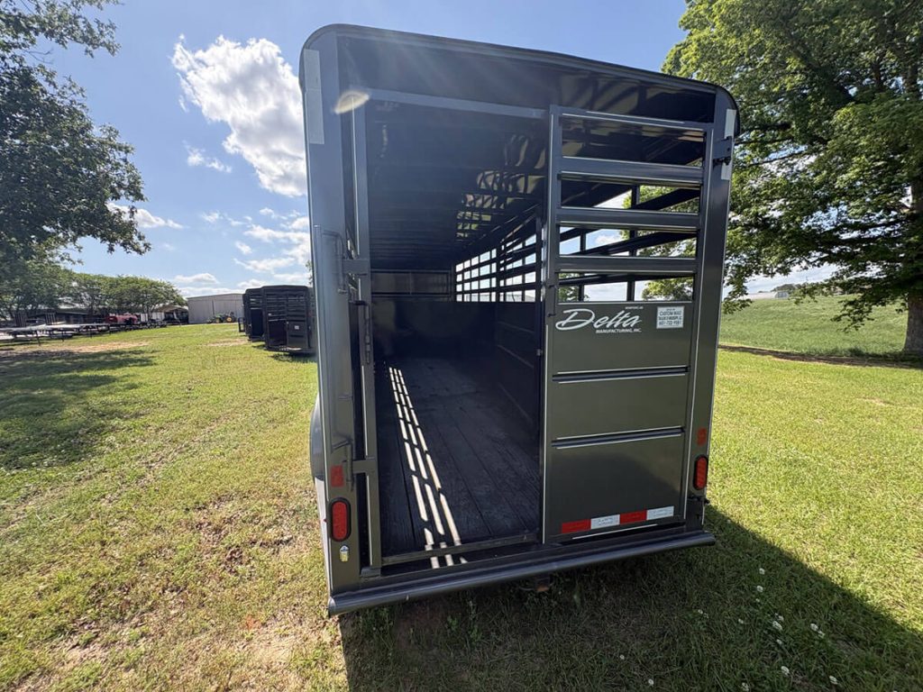 Delta-Gooseneck-livestock-3
